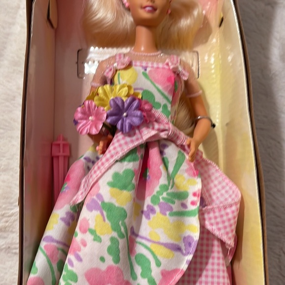 NRFB Vintage AVON ~ Spring Petals Barbie 💐 - Picture 3 of 12